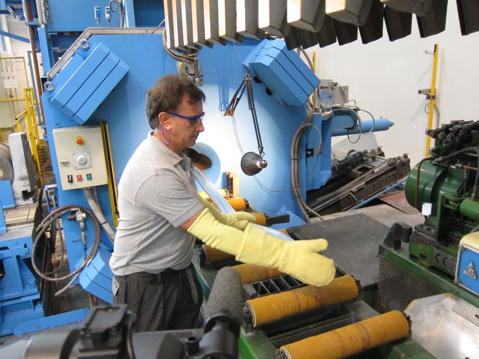 Archivo - Operario trabajando en una fábrica industrial