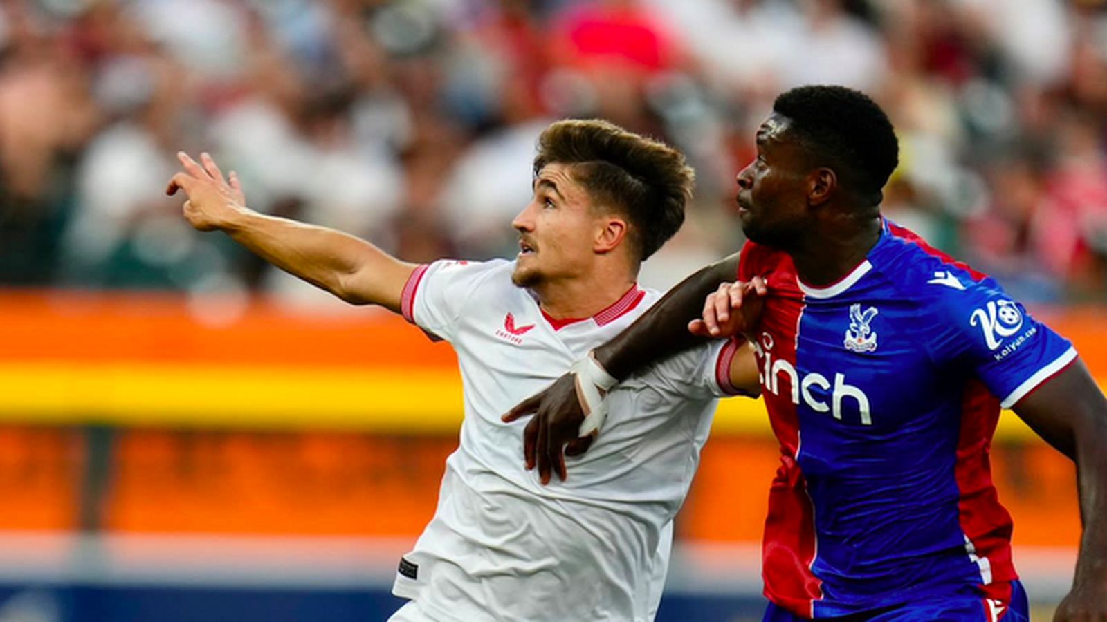 Iván Romero, incapaz ante la defensa inglesa