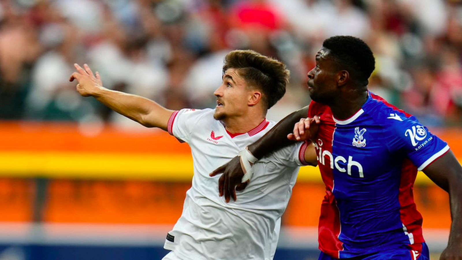 Iván Romero, incapaz ante la defensa inglesa