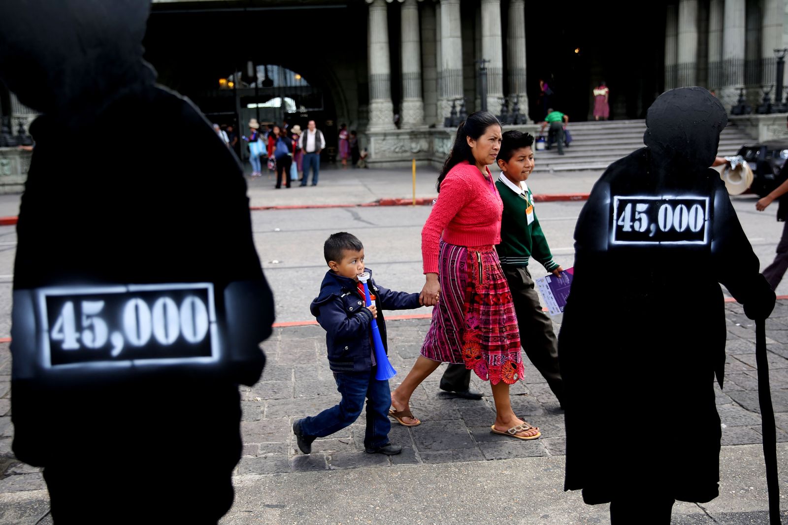 Lanzan una campaña en Guatemala para buscar a niños desaparecidos en la guerra