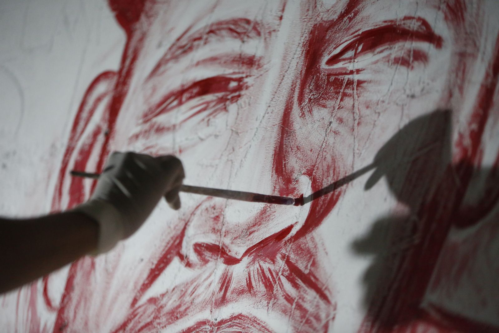 En Colombia dibujan con sangre un mural de Residente en protesta por la violencia