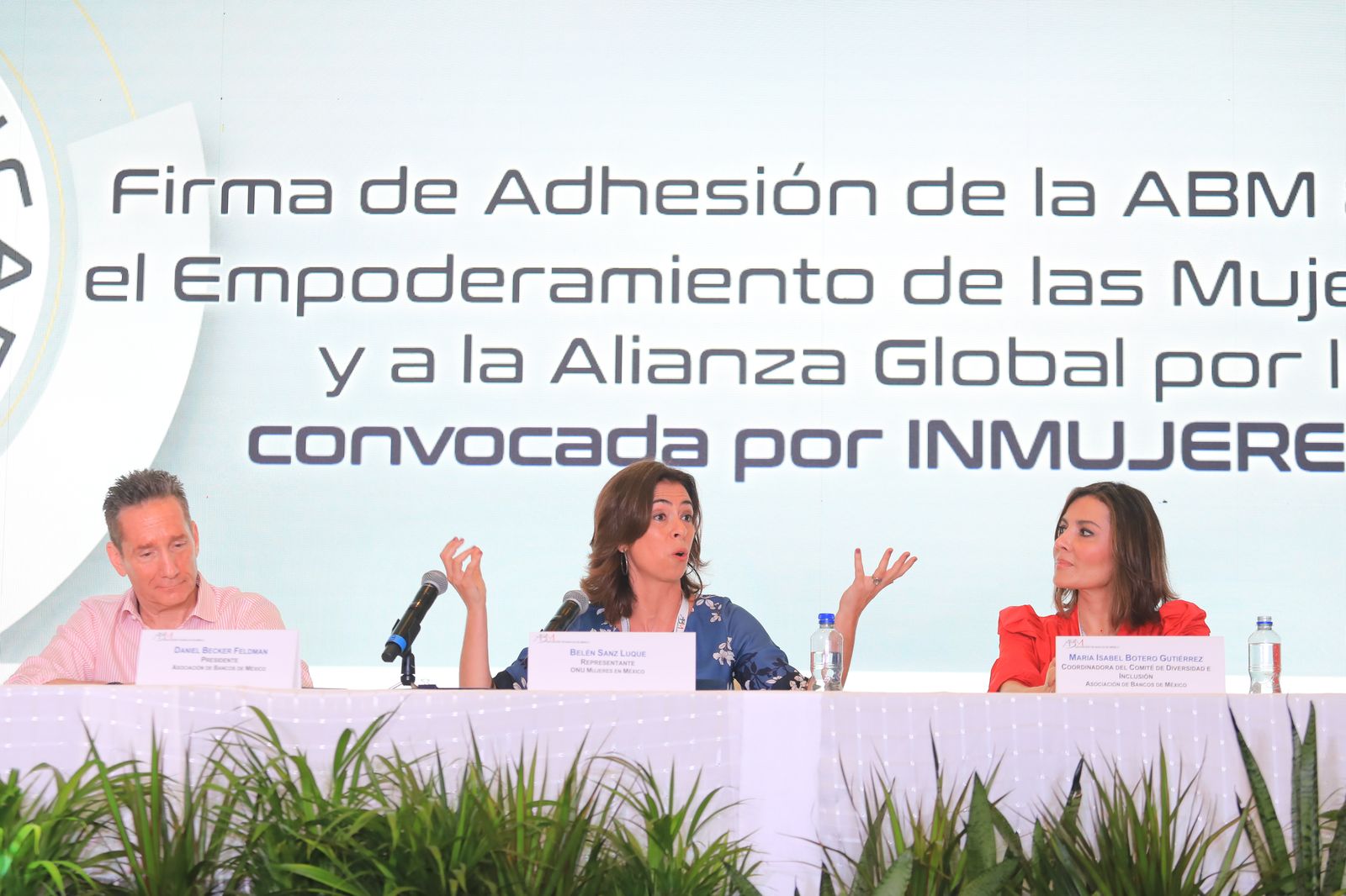 Bancos de México firman compromiso de ONU Mujeres para inclusión en el sector