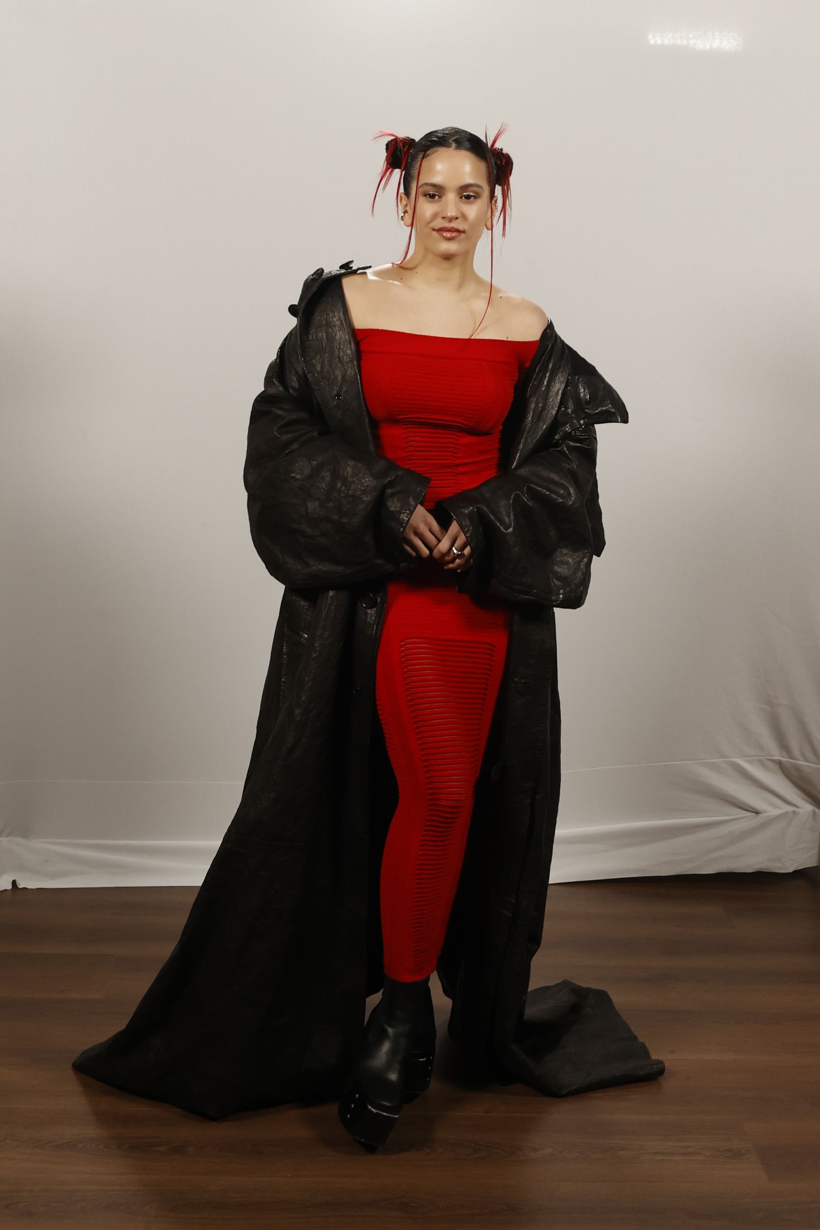 La cantautora Rosalía posa este viernes para los fotógrafos en un único pase con motivo del lanzamiento, el próximo 18 de marzo, de su tercer disco de estudio, "Motomami", un nuevo álbum que constará de 14 canciones. EFE/ Javier Lizón