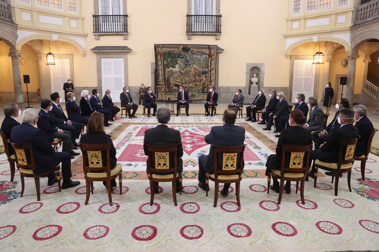 Los hosteleros exponen al rey la situación del sector ante la crisis