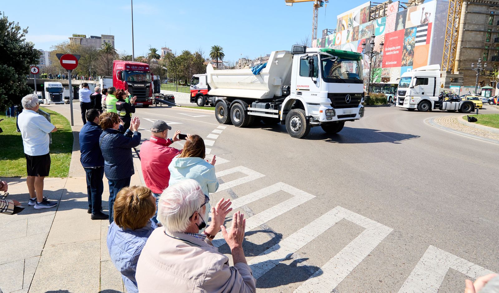 Varias personas apoyan a una marcha de camiones convocada desde el polígono de Raos hasta el Centro Botín, durante el undécimo día de paro nacional de transportistas, a 24 de marzo de 2022, en Santander, Cantabria (España). Se trata de un paro indefinido,