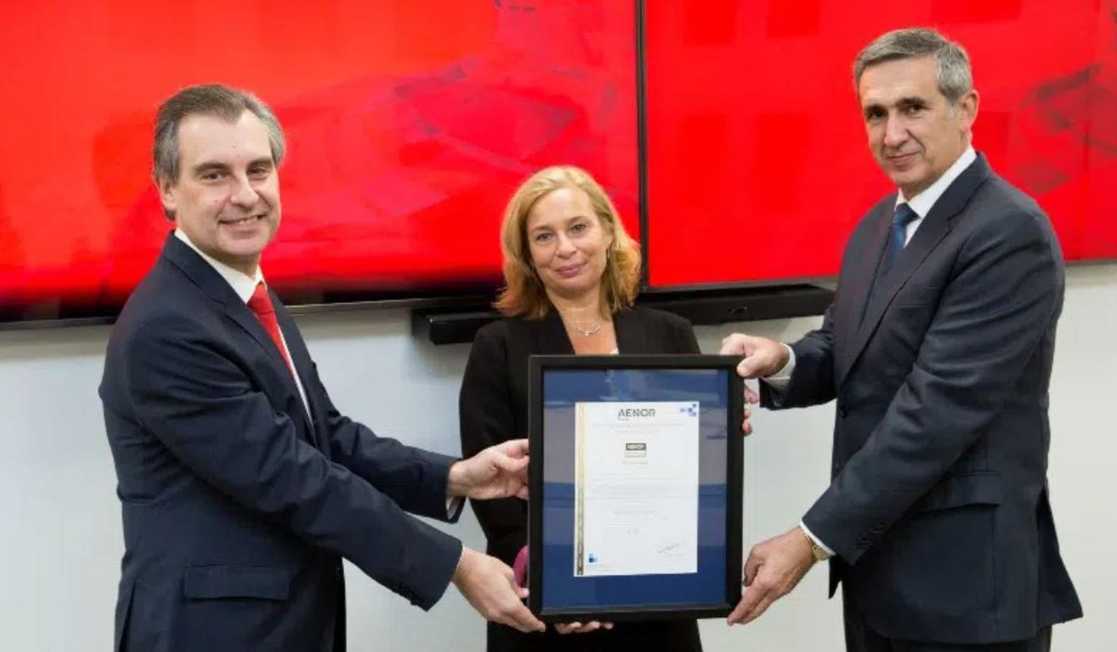 El CEO de Latinoamérica de Mapfre, Jesús Martínez Castellanos, la directora de Proyectos internacionales de Aenor, Susana Lozano Godoy, y el director corporativo de Seguridad, en representación de Mapfre, Guillermo Llorente Ballestero.