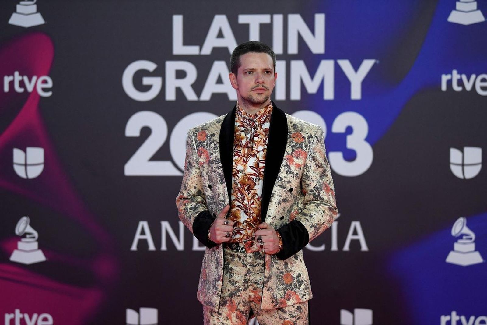 Lasso, con un traje muy floreado, haciendo un guiño a la capital hispalense.