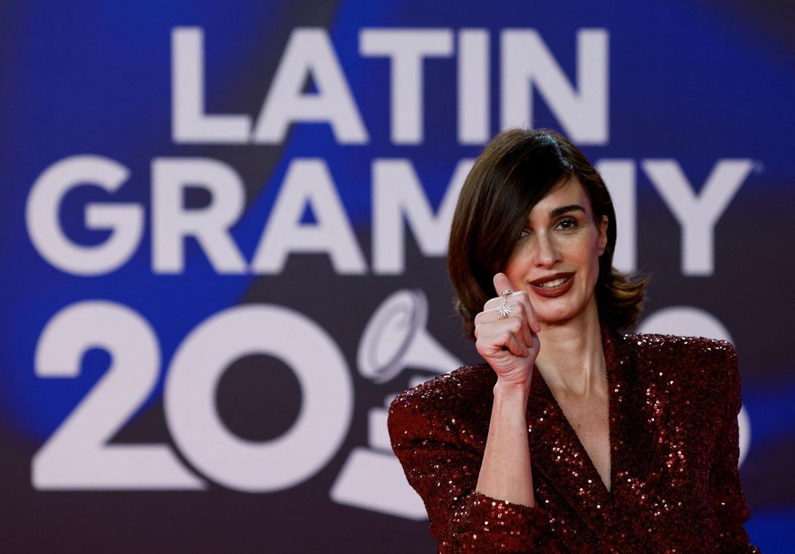 La actriz Paz Vega, con un traje pantalón de lentejuelas.