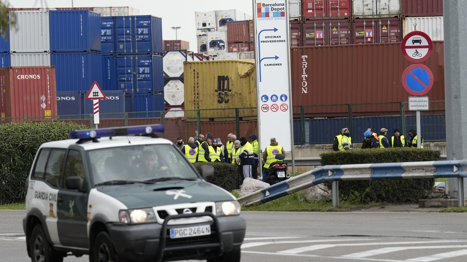 La nueva jornada de paro convocada por la Plataforma por la Defensa del Sector del Transporte de Mercancías condiciona la salida de camiones del Puerto de Barcelona a través de piquetes informativos tanto en las entradas del recinto como las terminales de contenedores del interior. EFE/Alejandro García