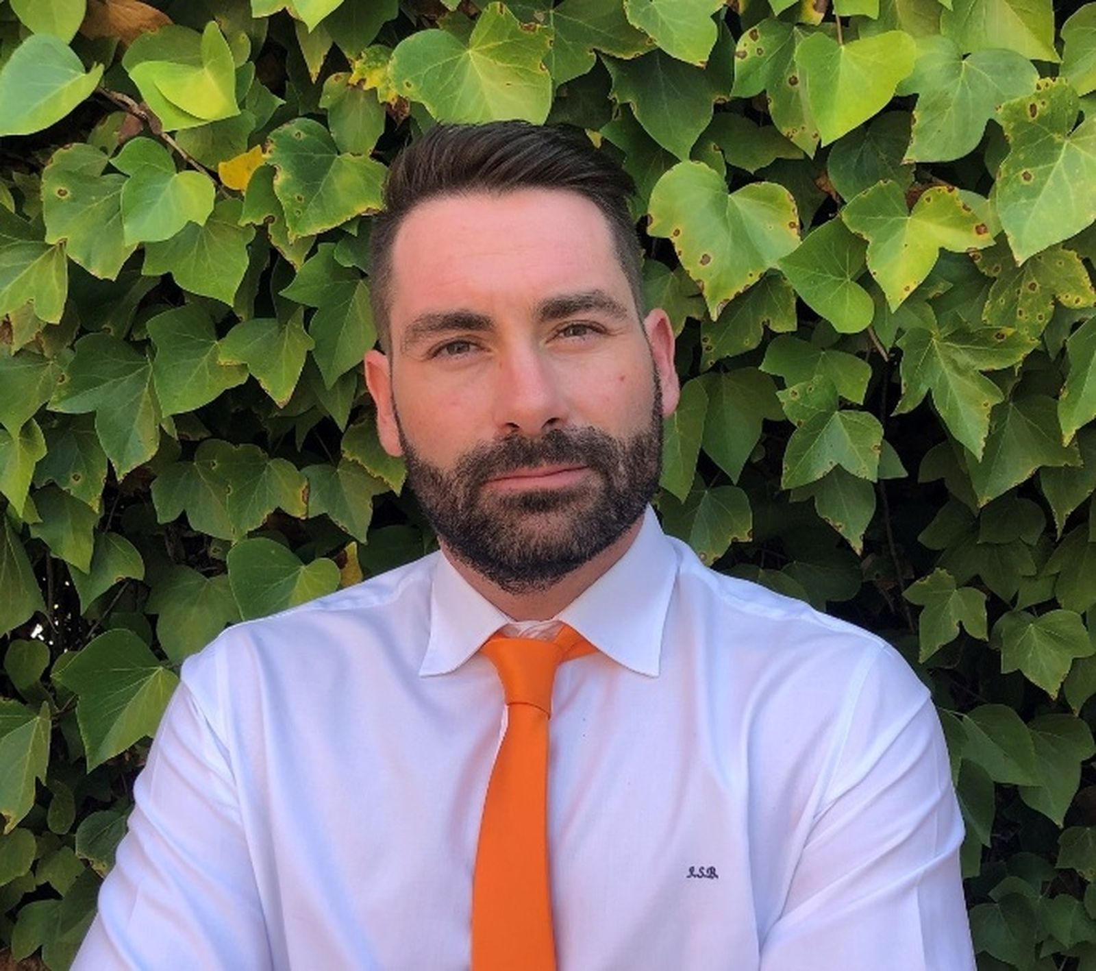 Juan José Sola, elegido "Talento: ingenier@ joven del año 2022" por el COIAE, junto a Sara Correyero Plaza.