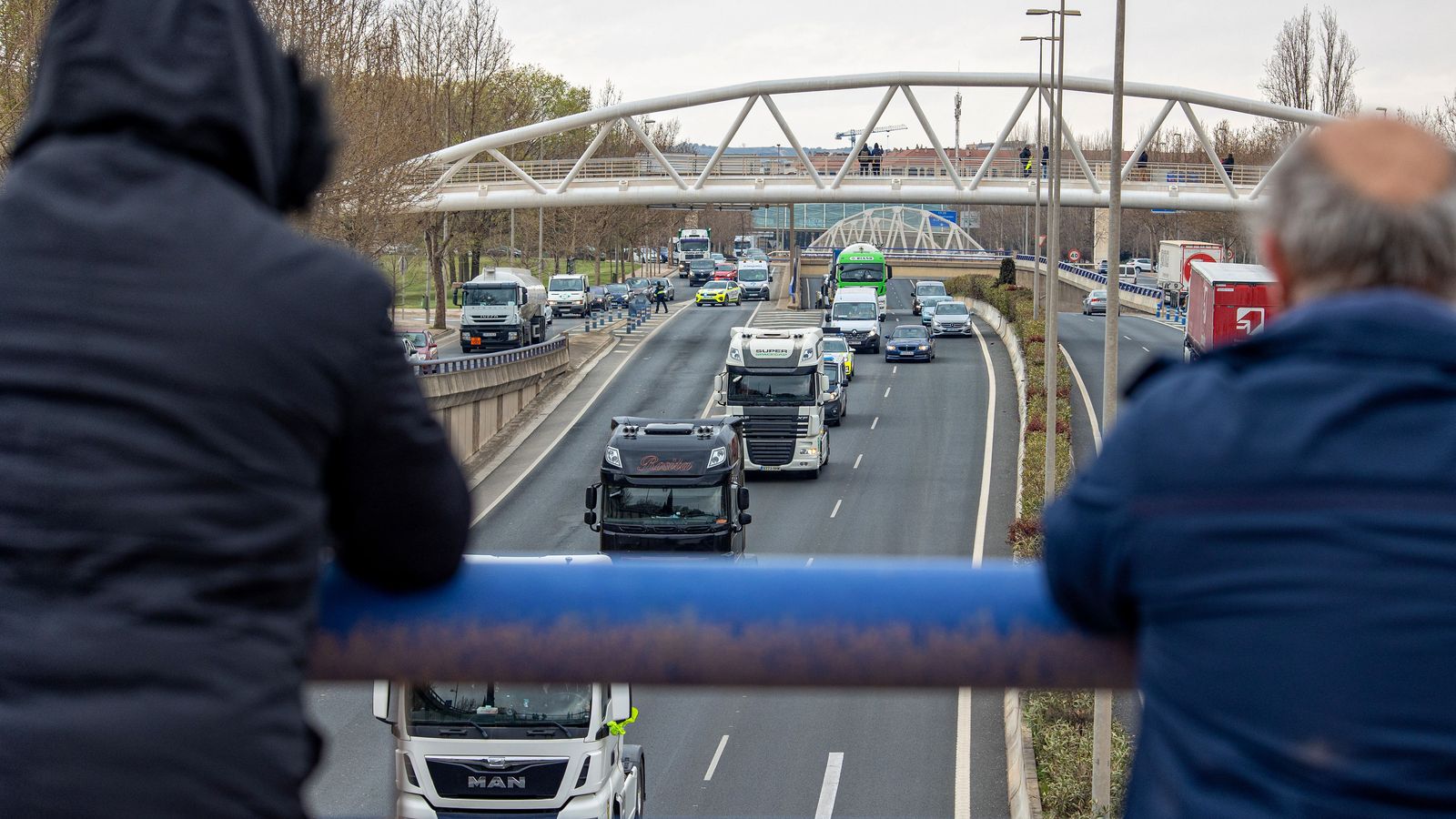 Un centenar de camiones han recorrido la circunvalación de Logroño hasta los polígonos de esta localidad contra los abusivos precios de los carburantes, dentro de una protesta con la que se han sumado a los paros nacionales convocados por la Plataforma para la Defensa del Sector del Transporte de Mercancías por Carretera. EFE/Raquel Manzanares