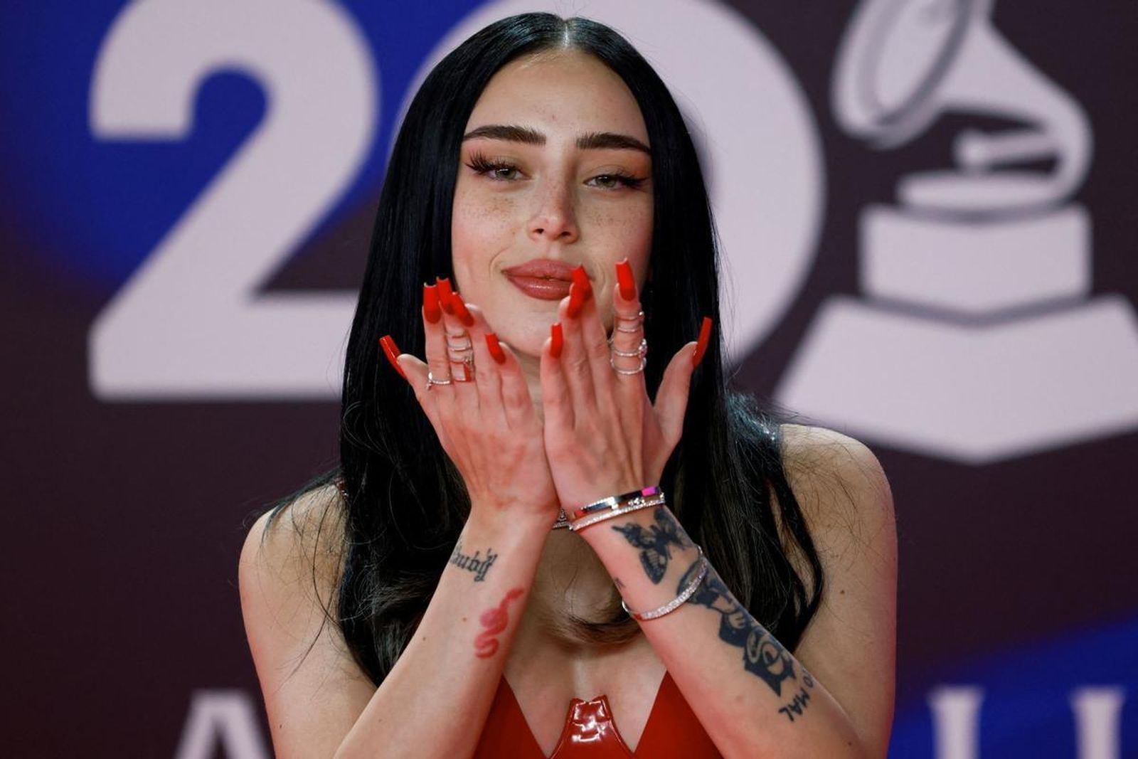 Nicky Nicole, de rojo, muy cariñosa en la alfombra roja.