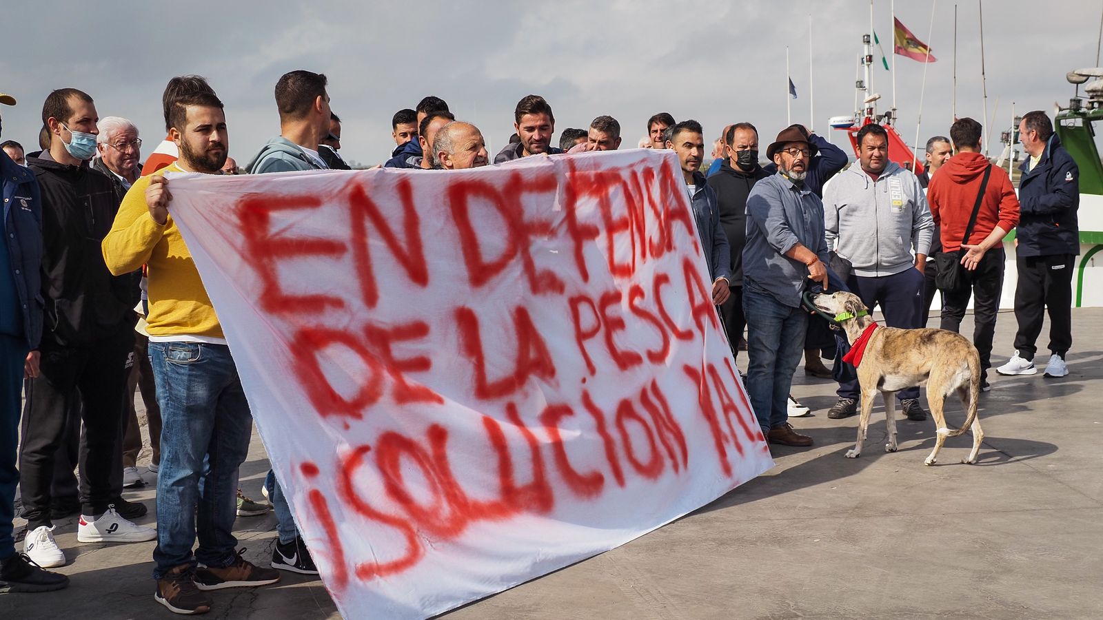 Unos 200 marineros onubenses se han concentrado hoy en el puerto pesquero de Isla Cristina (Huelva) para reclamar ayudas directas por el precio del combustible, después de que, los costes actuales les hayan llevado a la parada forzosa de su flota. EFE/Julián Pérez