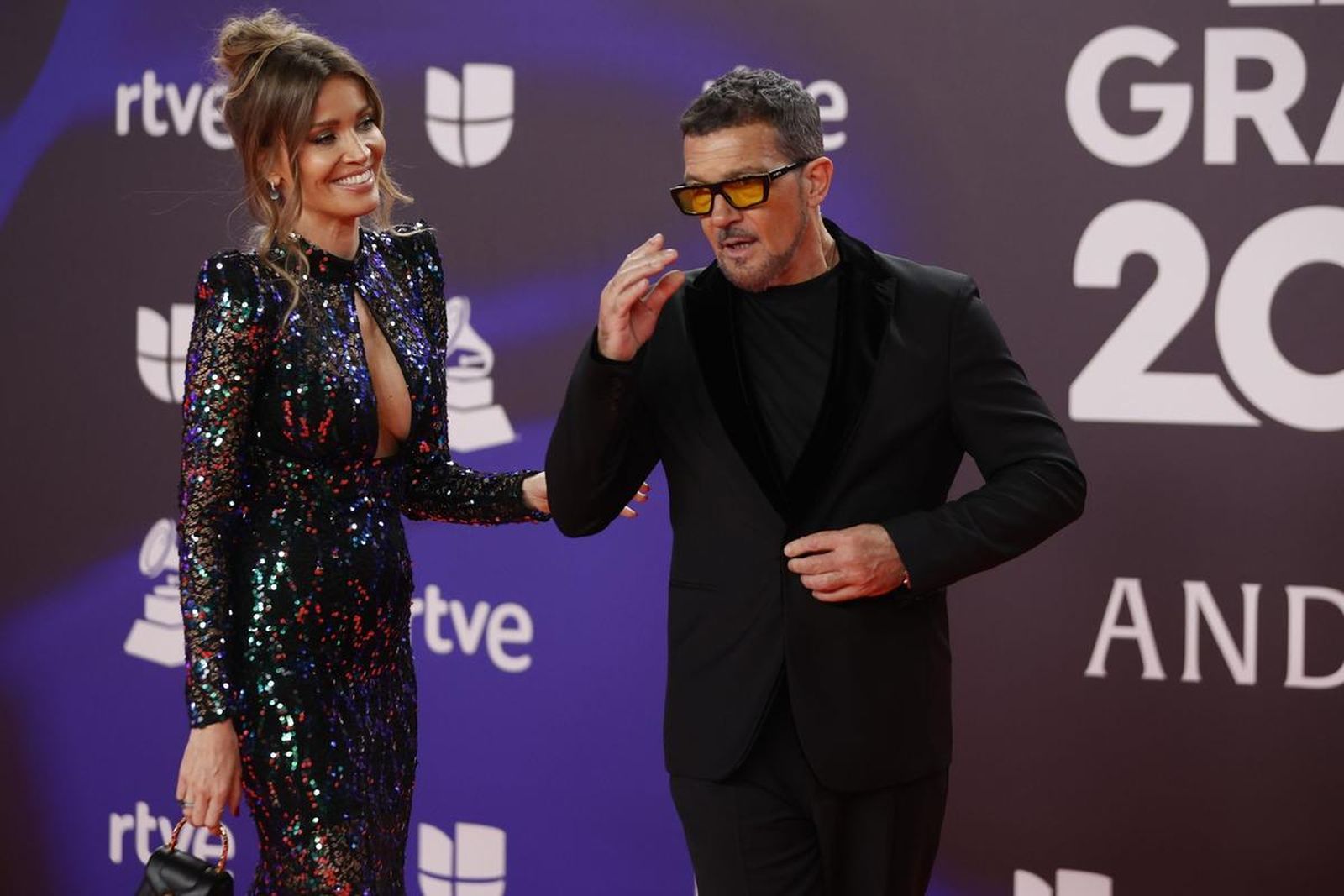 Antonio Banderas y su pareja Nicole Kimpel posan para los fotógrafos en Sevilla.