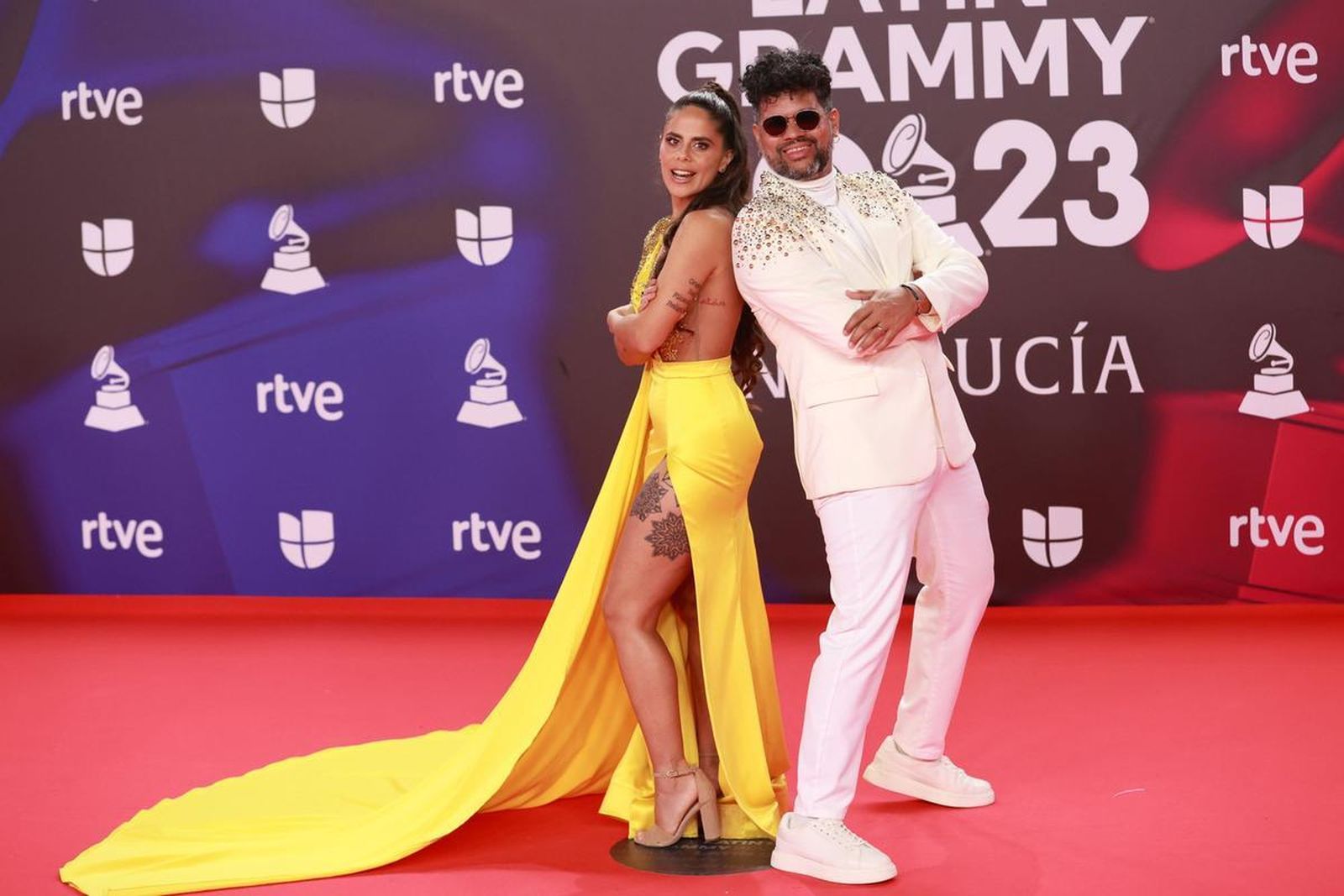 Los artistas AleMor y Wizzmer, muy coloridos de amarillo y blanco.