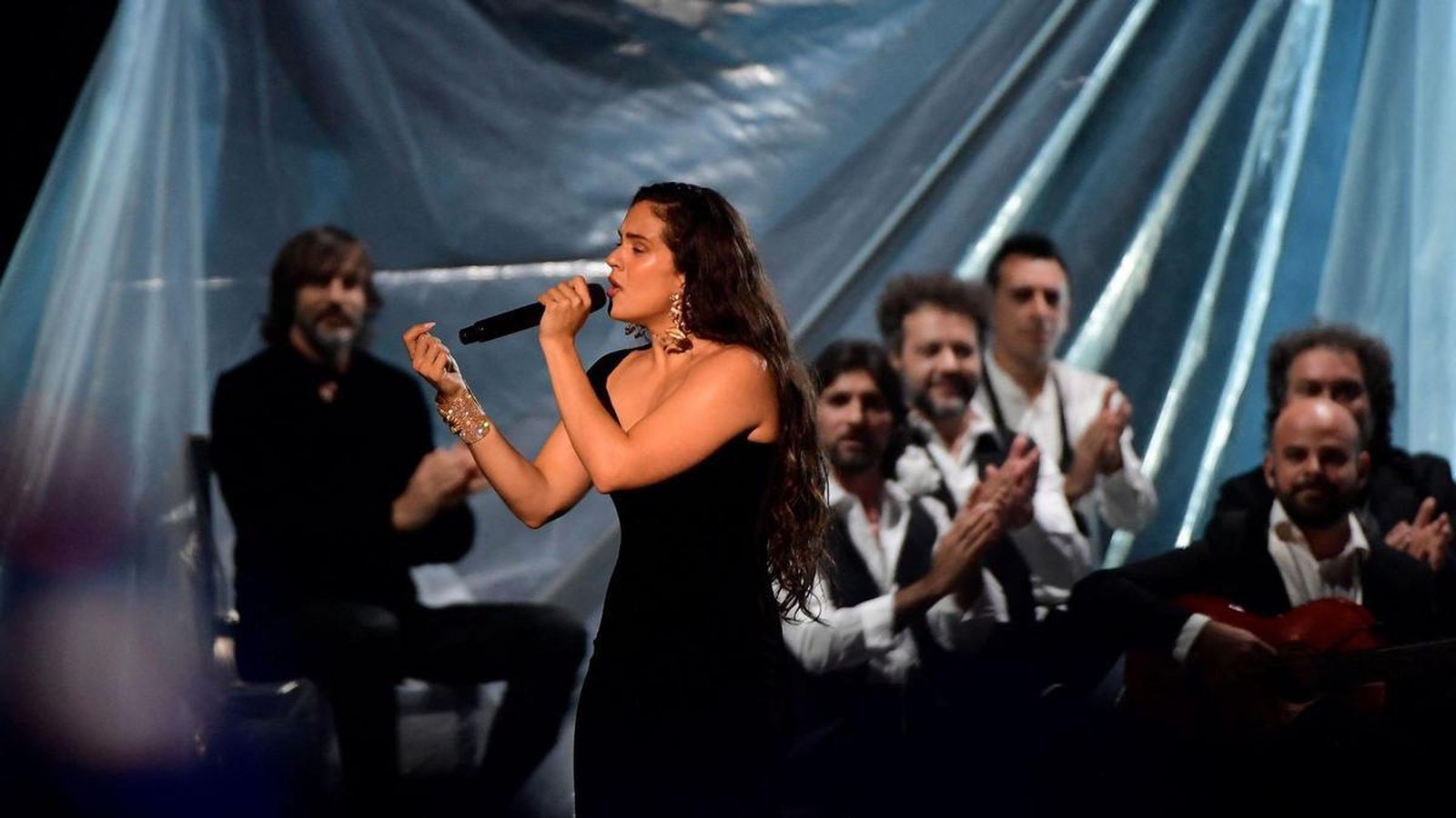 Rosalía actuando en la gala de los Grammy