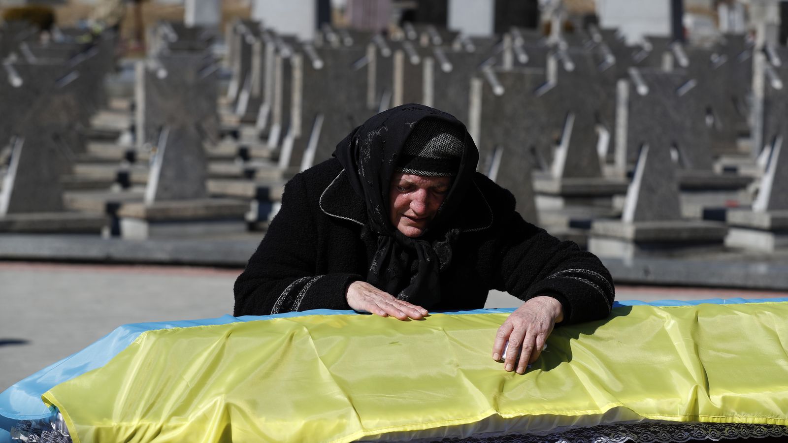 La madre de un soldado ucraniano muerto en combate el pasado 13 de marzo, llora sobre el féretro de su hijo en Leópolis, Ucrania. EFE/EPA/ATEF SAFADI