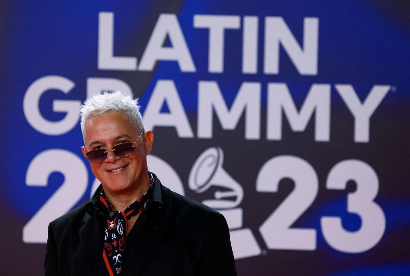 Alejandro Sanz posa con gafas de sol en la alfombra roja.